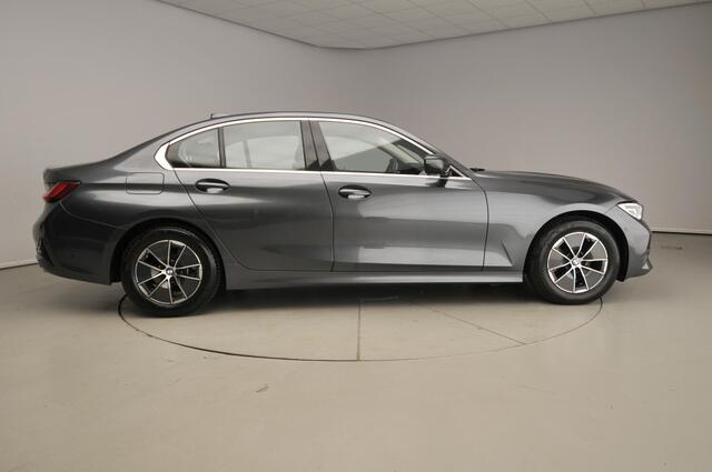 BMW 3-SERIE Sedan 320i | LED | Leder | Navigatie | Sportstoelen | Stoelverwarming | Chrome Line | DAB | harman-kardon sound | Alu 16 inch
