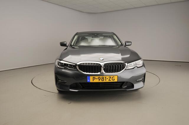 BMW 3-SERIE Sedan 320i | LED | Leder | Navigatie | Sportstoelen | Stoelverwarming | Chrome Line | DAB | harman-kardon sound | Alu 16 inch