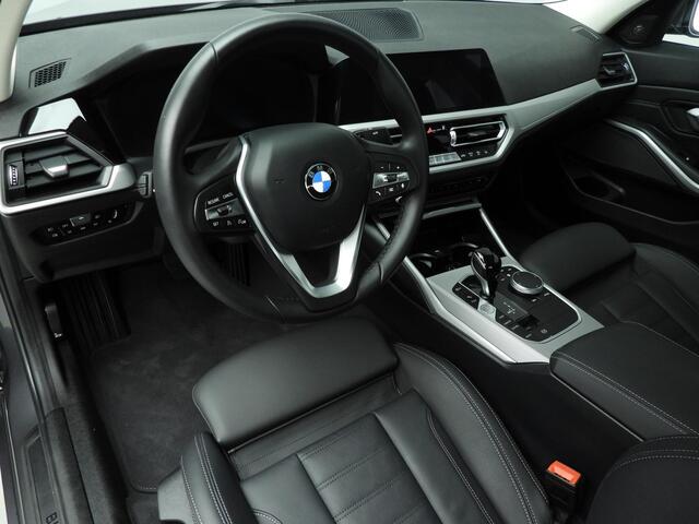 BMW 3-SERIE Sedan 320i | LED | Leder | Navigatie | Sportstoelen | Stoelverwarming | Chrome Line | DAB | harman-kardon sound | Alu 16 inch