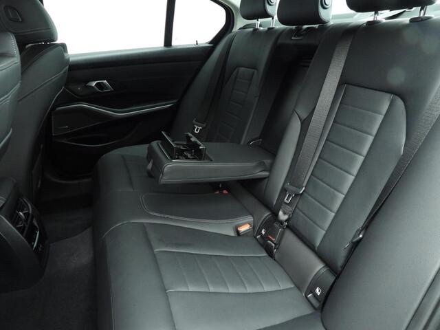 BMW 3-SERIE Sedan 320i | LED | Leder | Navigatie | Sportstoelen | Stoelverwarming | Chrome Line | DAB | harman-kardon sound | Alu 16 inch