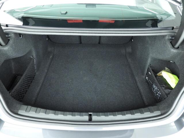 BMW 3-SERIE Sedan 320i | LED | Leder | Navigatie | Sportstoelen | Stoelverwarming | Chrome Line | DAB | harman-kardon sound | Alu 16 inch