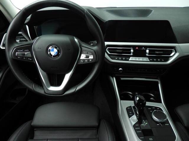 BMW 3-SERIE Sedan 320i | LED | Leder | Navigatie | Sportstoelen | Stoelverwarming | Chrome Line | DAB | harman-kardon sound | Alu 16 inch