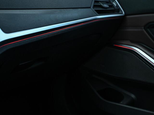 BMW 3-SERIE Touring 330i High Executive Edition M-Sport | NL-Auto | Dealeronderhouden | Panoramadak | Harman/Kardon | HUD | Camera | Ambiance Interieur | Stoelverwarming |