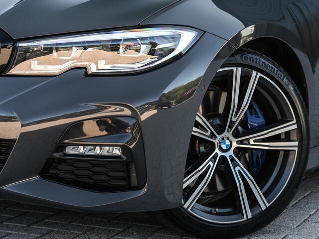 BMW 3-SERIE Touring 330i High Executive Edition M-Sport | NL-Auto | Dealeronderhouden | Panoramadak | Harman/Kardon | HUD | Camera | Ambiance Interieur | Stoelverwarming |
