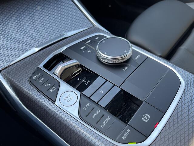 BMW 3-SERIE 330e M-Sport Pro | 19" | Trekhaak | Schuifdak | Hifi | Innovation Pack