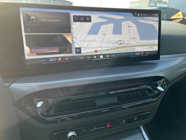 BMW 3-SERIE 330e M-Sport Pro | 19" | Trekhaak | Schuifdak | Hifi | Innovation Pack