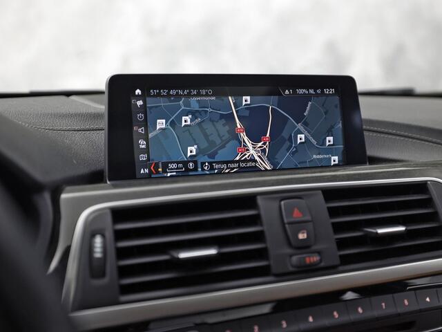 BMW 3-SERIE 318i M Sport Automaat (PANORAMADAK, M PAKKET, GROOT NAVI, CAMERA, DEALER ONDERHOUDEN, COGNAC LEDER, SPORTSTOELEN, STOELVERWARMING, VIRTUAL COCKPIT, NIEUWSTAAT)