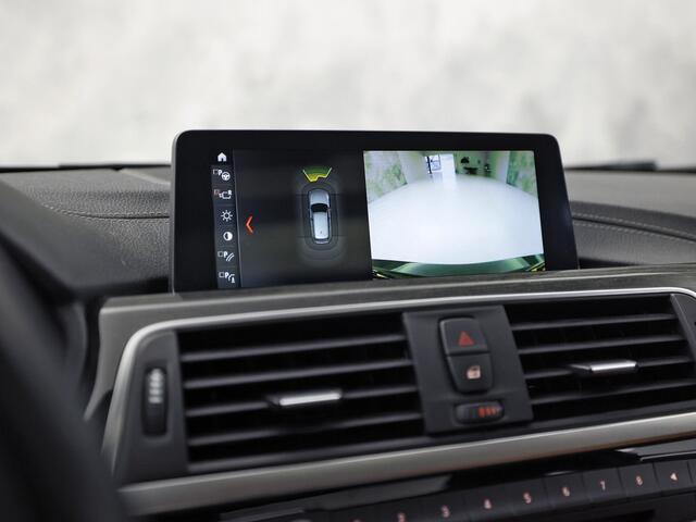 BMW 3-SERIE 318i M Sport Automaat (PANORAMADAK, M PAKKET, GROOT NAVI, CAMERA, DEALER ONDERHOUDEN, COGNAC LEDER, SPORTSTOELEN, STOELVERWARMING, VIRTUAL COCKPIT, NIEUWSTAAT)