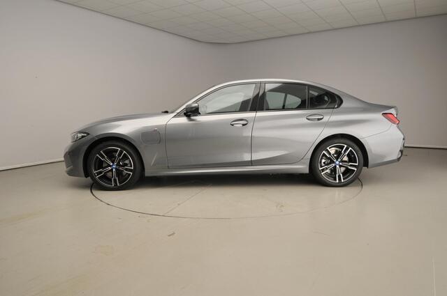 BMW 3-SERIE Sedan 320e | M-Sportpakket | LED | Navigatie | Sportstoelen | Lendensteunen | DAB | Hifi speakers | Alu 18 inch