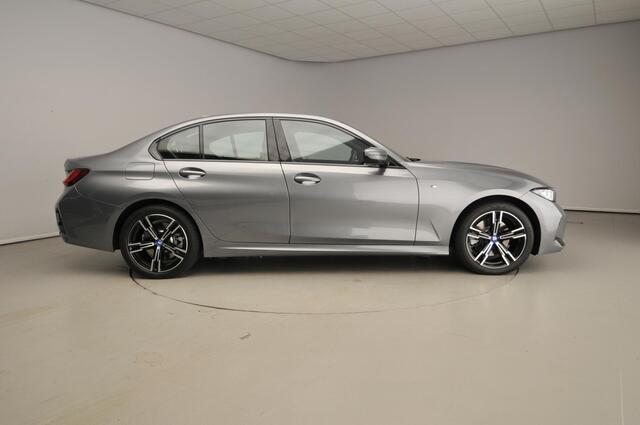 BMW 3-SERIE Sedan 320e | M-Sportpakket | LED | Navigatie | Sportstoelen | Lendensteunen | DAB | Hifi speakers | Alu 18 inch