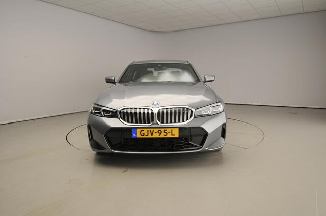 BMW 3-SERIE Sedan 320e | M-Sportpakket | LED | Navigatie | Sportstoelen | Lendensteunen | DAB | Hifi speakers | Alu 18 inch