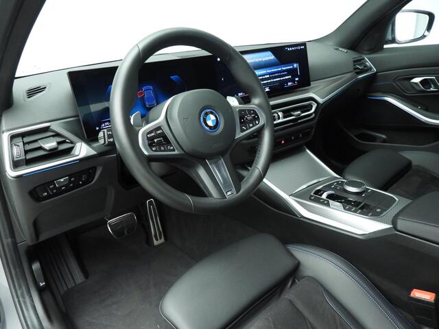 BMW 3-SERIE Sedan 320e | M-Sportpakket | LED | Navigatie | Sportstoelen | Lendensteunen | DAB | Hifi speakers | Alu 18 inch