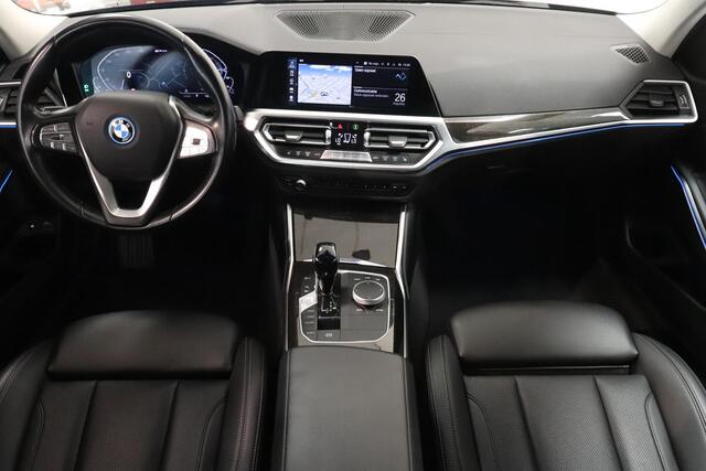 BMW 3-SERIE Touring 330e Business Edition Plus | Climate control | SoH 91,7% | Leder | Parkeersensoren | AppleCarplay AndroidAuto | Stoelverwarming | Elek achterklep |