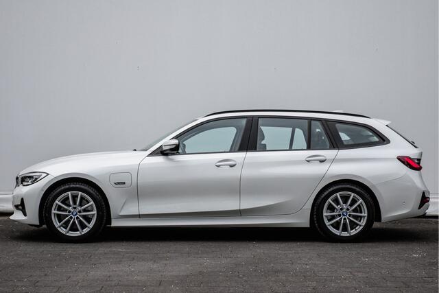 BMW 3-SERIE Touring 320e Business Edition Plus Trekhaak/ Leer/ Stoelverwarming/ Camera/ Laserlight