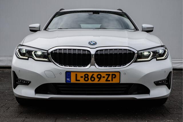 BMW 3-SERIE Touring 320e Business Edition Plus Trekhaak/ Leer/ Stoelverwarming/ Camera/ Laserlight