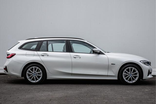 BMW 3-SERIE Touring 320e Business Edition Plus Trekhaak/ Leer/ Stoelverwarming/ Camera/ Laserlight