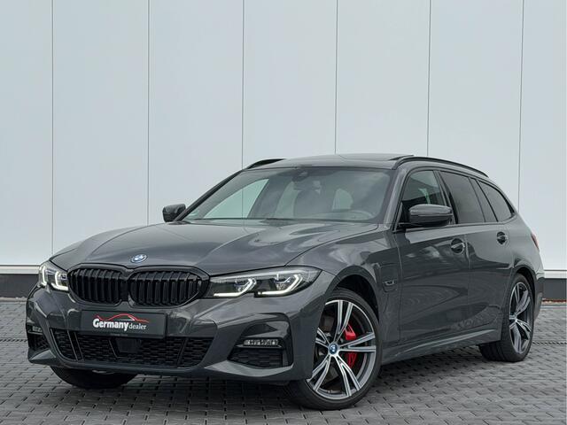 BMW 3-SERIE Touring 330e xDrive 292pk M-Sport Dravit Pano Trekhaak Carbon