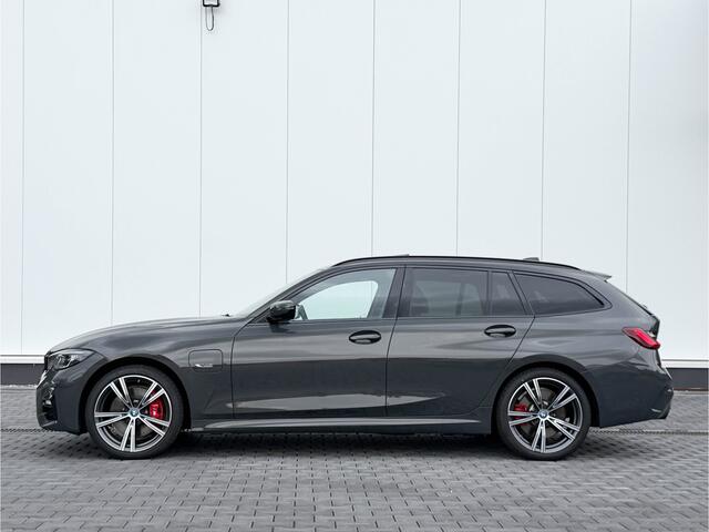 BMW 3-SERIE Touring 330e xDrive 292pk M-Sport Dravit Pano Trekhaak Carbon