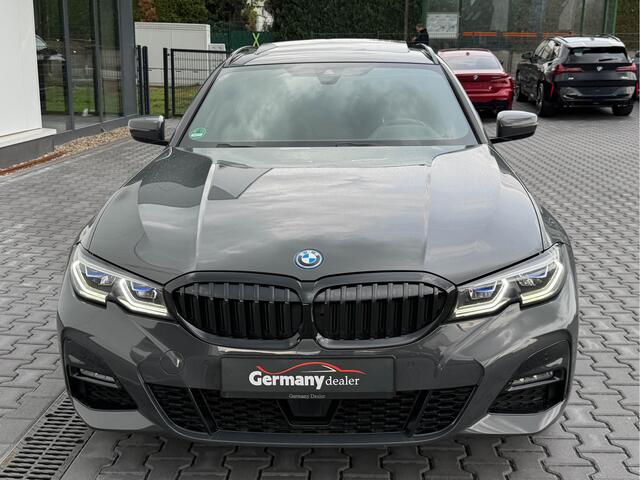 BMW 3-SERIE Touring 330e xDrive 292pk M-Sport Dravit Pano Trekhaak Carbon