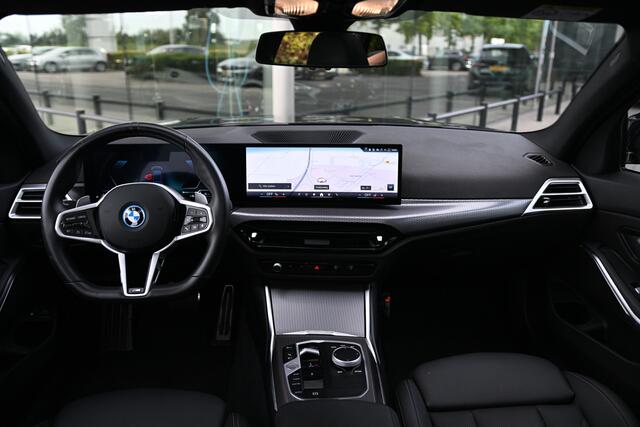 BMW 3-SERIE Touring 330e xDrive M Sport Automaat / Trekhaak / Panoramadak / Sportstoelen / Comfort Access / Adaptieve LED / Achteruitrijcamera