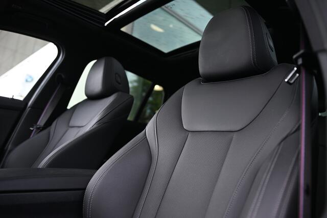 BMW 3-SERIE Touring 330e xDrive M Sport Automaat / Trekhaak / Panoramadak / Sportstoelen / Comfort Access / Adaptieve LED / Achteruitrijcamera