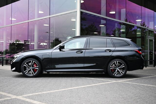 BMW 3-SERIE Touring 330e xDrive M Sport Automaat / Trekhaak / Panoramadak / Sportstoelen / Comfort Access / Adaptieve LED / Achteruitrijcamera