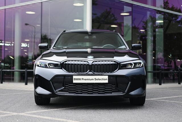 BMW 3-SERIE Touring 330e xDrive M Sport Automaat / Trekhaak / Panoramadak / Sportstoelen / Comfort Access / Adaptieve LED / Achteruitrijcamera
