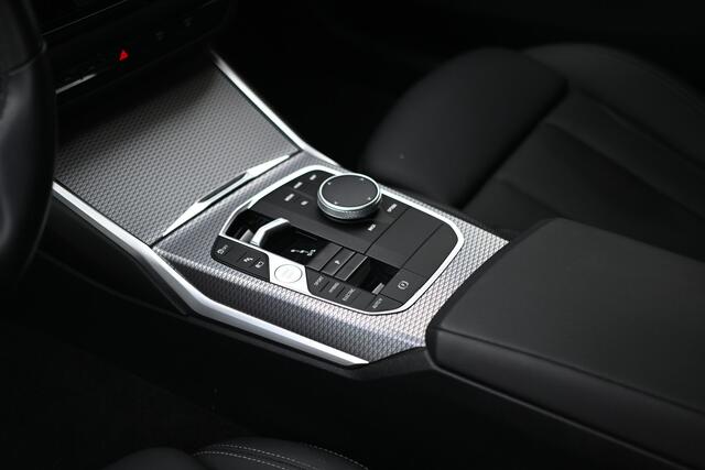 BMW 3-SERIE Touring 330e xDrive M Sport Automaat / Trekhaak / Panoramadak / Sportstoelen / Comfort Access / Adaptieve LED / Achteruitrijcamera