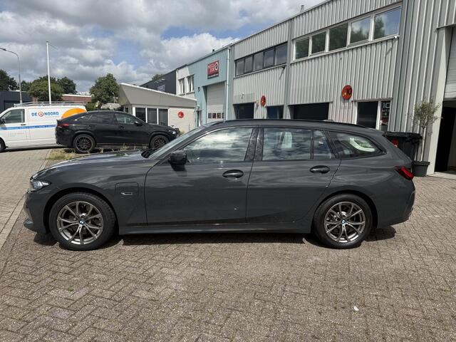 BMW 3-SERIE Touring 320e | Facelift | Trekhaak Automatisch | Adaptieve Cruise Control | Sportstoelen |
