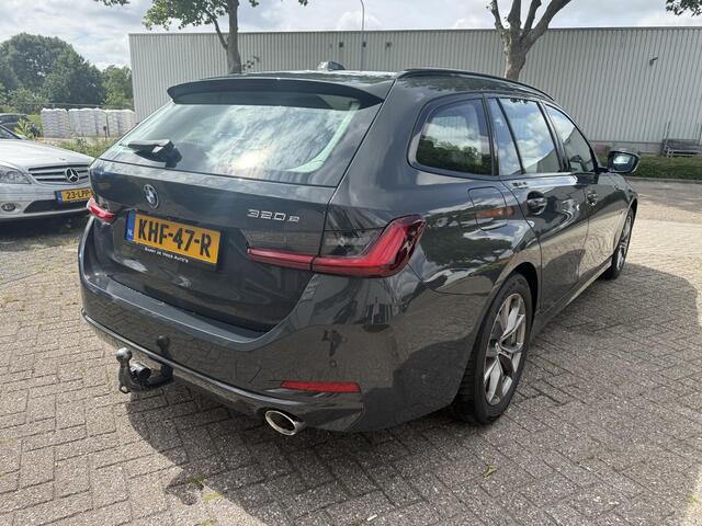 BMW 3-SERIE Touring 320e | Facelift | Trekhaak Automatisch | Adaptieve Cruise Control | Sportstoelen |