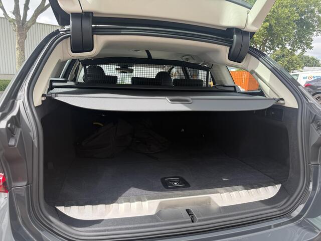 BMW 3-SERIE Touring 320e | Facelift | Trekhaak Automatisch | Adaptieve Cruise Control | Sportstoelen |