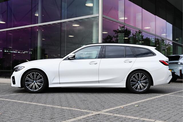 BMW 3-SERIE Touring 330i M Sport Automaat / Sportstoelen / Active Cruise Control / M Sportonderstel / Live Cockpit Professional / Stoelverwarming