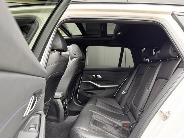 BMW 3-SERIE Touring 330e High Executive M-sport/Pano/Head-up/trekh/Laserlicht/Elek stoelen