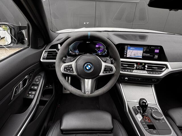 BMW 3-SERIE Touring 330e High Executive M-sport/Pano/Head-up/trekh/Laserlicht/Elek stoelen