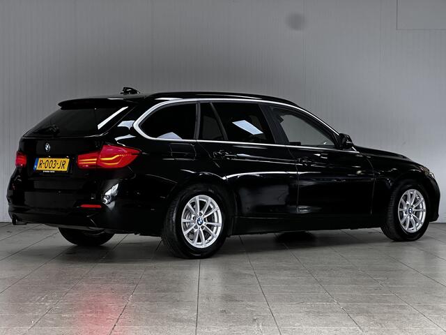 BMW 3-SERIE Touring 318i Executive APK 10-2027!/ Facelift!/ LED Koplampen + Mistl./ Camera/ LEER/ Elek. Kofferklep/ Bluetooth/ Stoelverw./ PDC V+A/ Navi/ Clima/ Cruise/ Armsteun/ Multi. LEDER. Stuur/ Chroom/ Dakrails.
