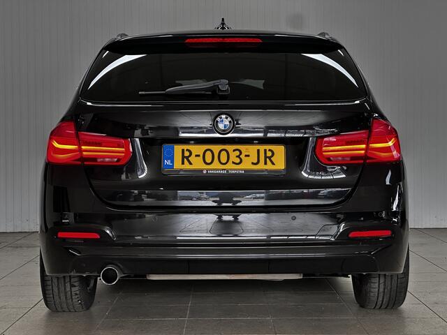 BMW 3-SERIE Touring 318i Executive APK 10-2027!/ Facelift!/ LED Koplampen + Mistl./ Camera/ LEER/ Elek. Kofferklep/ Bluetooth/ Stoelverw./ PDC V+A/ Navi/ Clima/ Cruise/ Armsteun/ Multi. LEDER. Stuur/ Chroom/ Dakrails.
