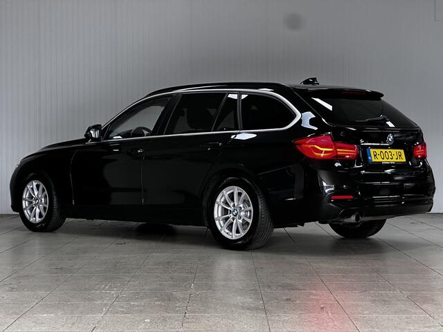 BMW 3-SERIE Touring 318i Executive APK 10-2027!/ Facelift!/ LED Koplampen + Mistl./ Camera/ LEER/ Elek. Kofferklep/ Bluetooth/ Stoelverw./ PDC V+A/ Navi/ Clima/ Cruise/ Armsteun/ Multi. LEDER. Stuur/ Chroom/ Dakrails.