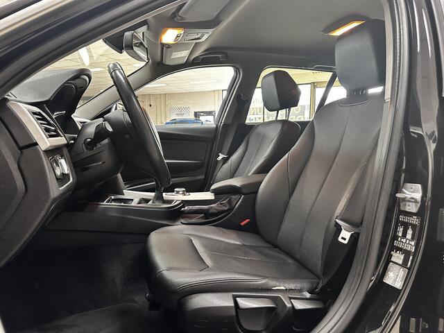 BMW 3-SERIE Touring 318i Executive APK 10-2027!/ Facelift!/ LED Koplampen + Mistl./ Camera/ LEER/ Elek. Kofferklep/ Bluetooth/ Stoelverw./ PDC V+A/ Navi/ Clima/ Cruise/ Armsteun/ Multi. LEDER. Stuur/ Chroom/ Dakrails.