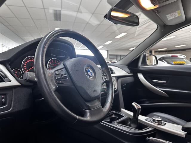 BMW 3-SERIE Touring 318i Executive APK 10-2027!/ Facelift!/ LED Koplampen + Mistl./ Camera/ LEER/ Elek. Kofferklep/ Bluetooth/ Stoelverw./ PDC V+A/ Navi/ Clima/ Cruise/ Armsteun/ Multi. LEDER. Stuur/ Chroom/ Dakrails.