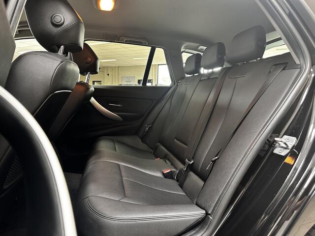 BMW 3-SERIE Touring 318i Executive APK 10-2027!/ Facelift!/ LED Koplampen + Mistl./ Camera/ LEER/ Elek. Kofferklep/ Bluetooth/ Stoelverw./ PDC V+A/ Navi/ Clima/ Cruise/ Armsteun/ Multi. LEDER. Stuur/ Chroom/ Dakrails.