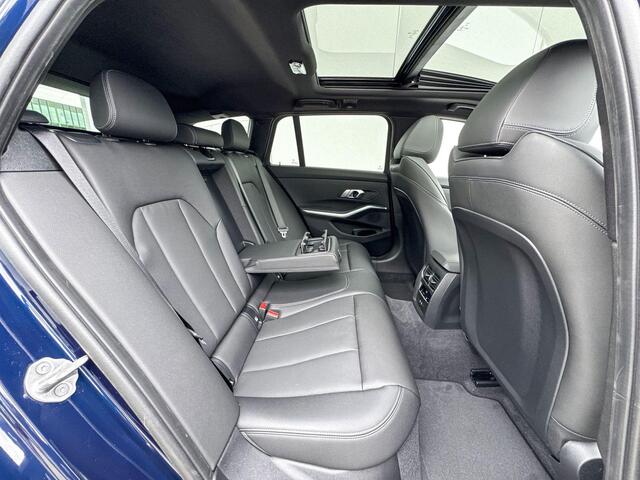 BMW 3-SERIE Touring 330e M-Sport / Glazen Schuifdak / 18'' / Stoelverwarming / Apple Carplay