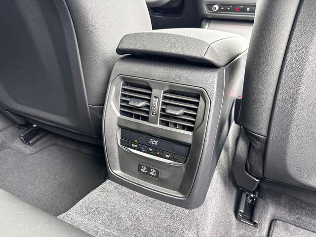 BMW 3-SERIE Touring 330e M-Sport / Glazen Schuifdak / 18'' / Stoelverwarming / Apple Carplay