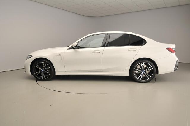 BMW 3-SERIE Sedan 320e | M-Sportpakket | LED | Navigatie | Trekhaak | Stoelverwarming | DAB | Alu 18 inch