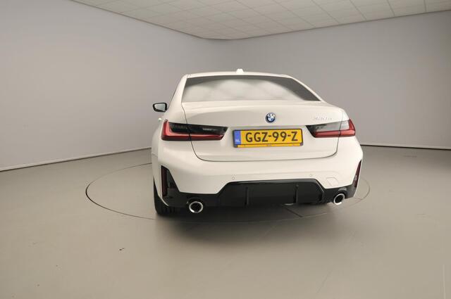 BMW 3-SERIE Sedan 320e | M-Sportpakket | LED | Navigatie | Trekhaak | Stoelverwarming | DAB | Alu 18 inch
