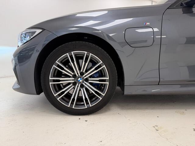 BMW 3-SERIE 330e M-Sport | Schuif/kanteldak | Elektrische stoelen | Verwarmd stuur |