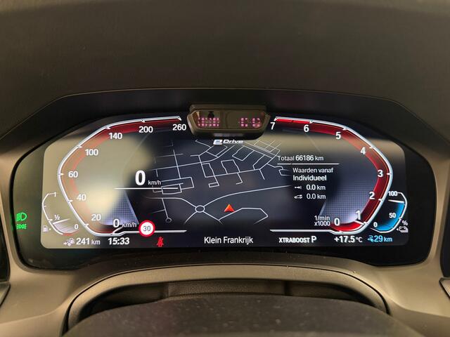 BMW 3-SERIE 330e M-Sport | Schuif/kanteldak | Elektrische stoelen | Verwarmd stuur |