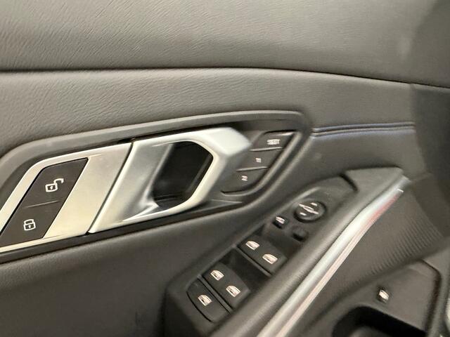 BMW 3-SERIE 330e M-Sport | Schuif/kanteldak | Elektrische stoelen | Verwarmd stuur |