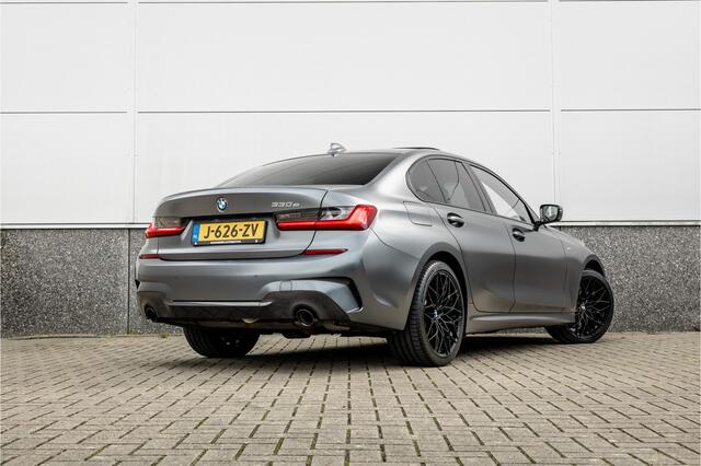 BMW 3-SERIE 330e High Ex M-Sport Frozen / Glazen dak / Adaptief onderstel / Electrische stoelen /