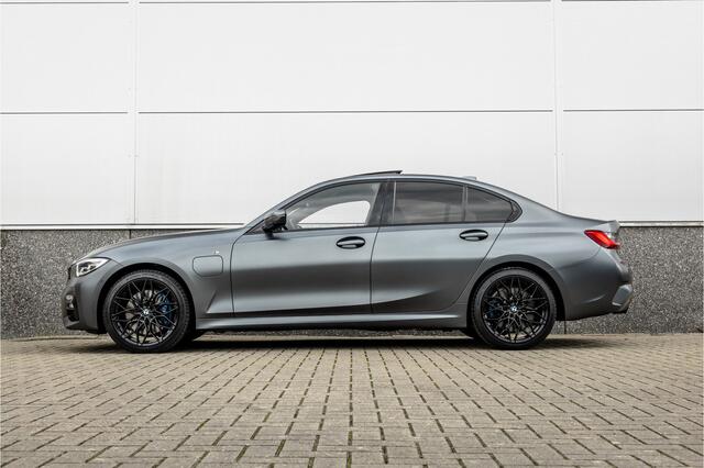BMW 3-SERIE 330e High Ex M-Sport Frozen / Glazen dak / Adaptief onderstel / Electrische stoelen /