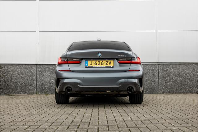 BMW 3-SERIE 330e High Ex M-Sport Frozen / Glazen dak / Adaptief onderstel / Electrische stoelen /